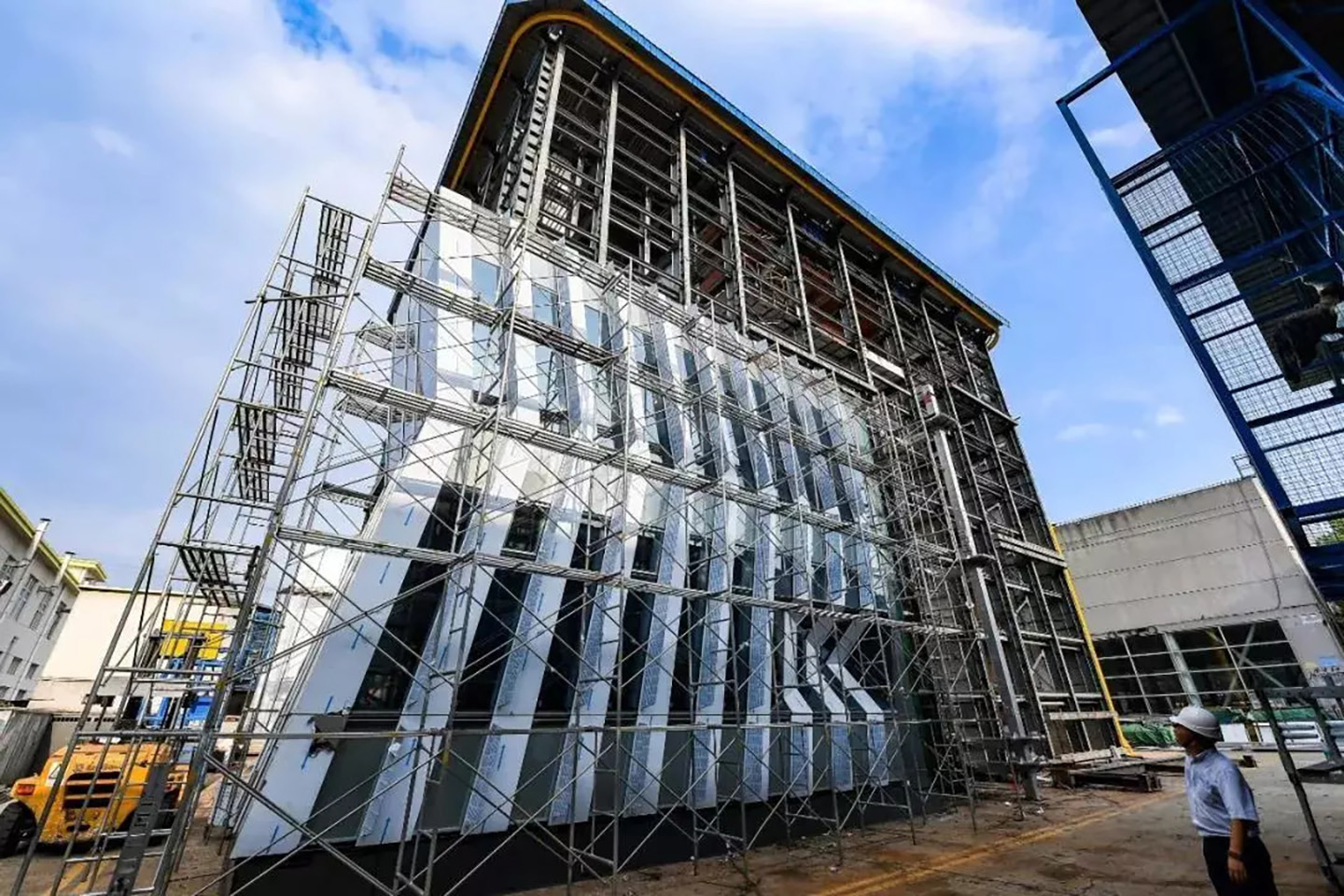 上海建科檢驗(yàn)應(yīng)用激光光譜儀快速檢測玻璃幕墻鋁合金框架